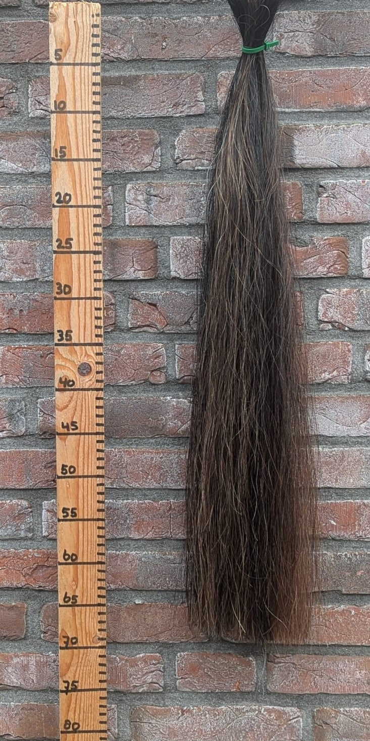5/9 Donkere vos staart met zwart erin.