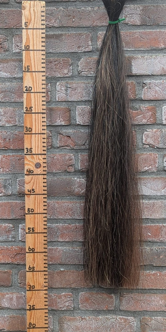 5/9 Donkere vos staart met zwart erin.